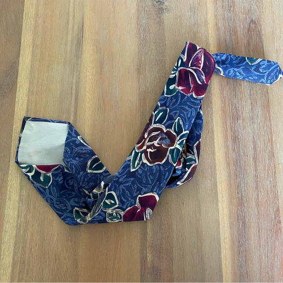 Men's Blue Floral Patterned X'Andrini Silk Italian Tie - Picture 4 of 10